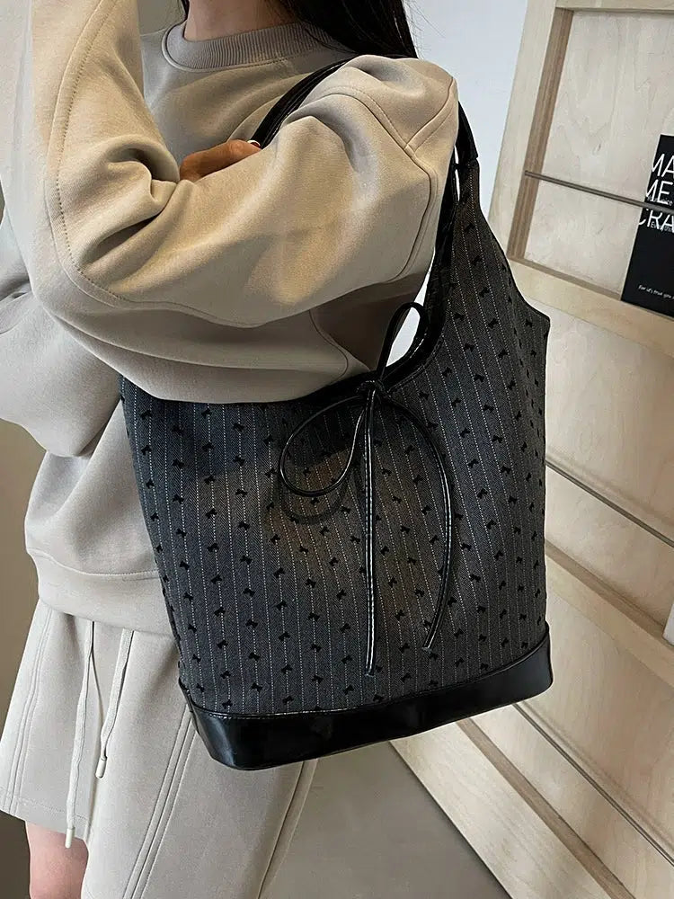 Bow Accent Knitted Tote Bag