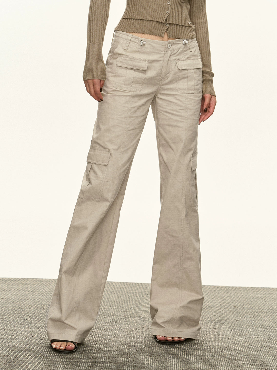 Lage taille uitlopende multi-pocket cargobroek