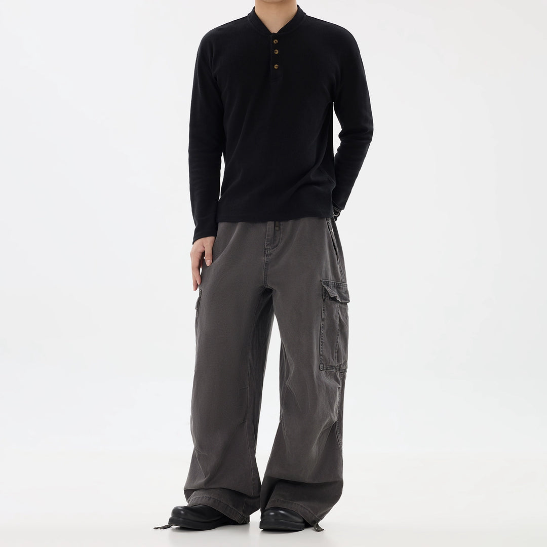 Calças largas destroçadas com múltiplos bolsos