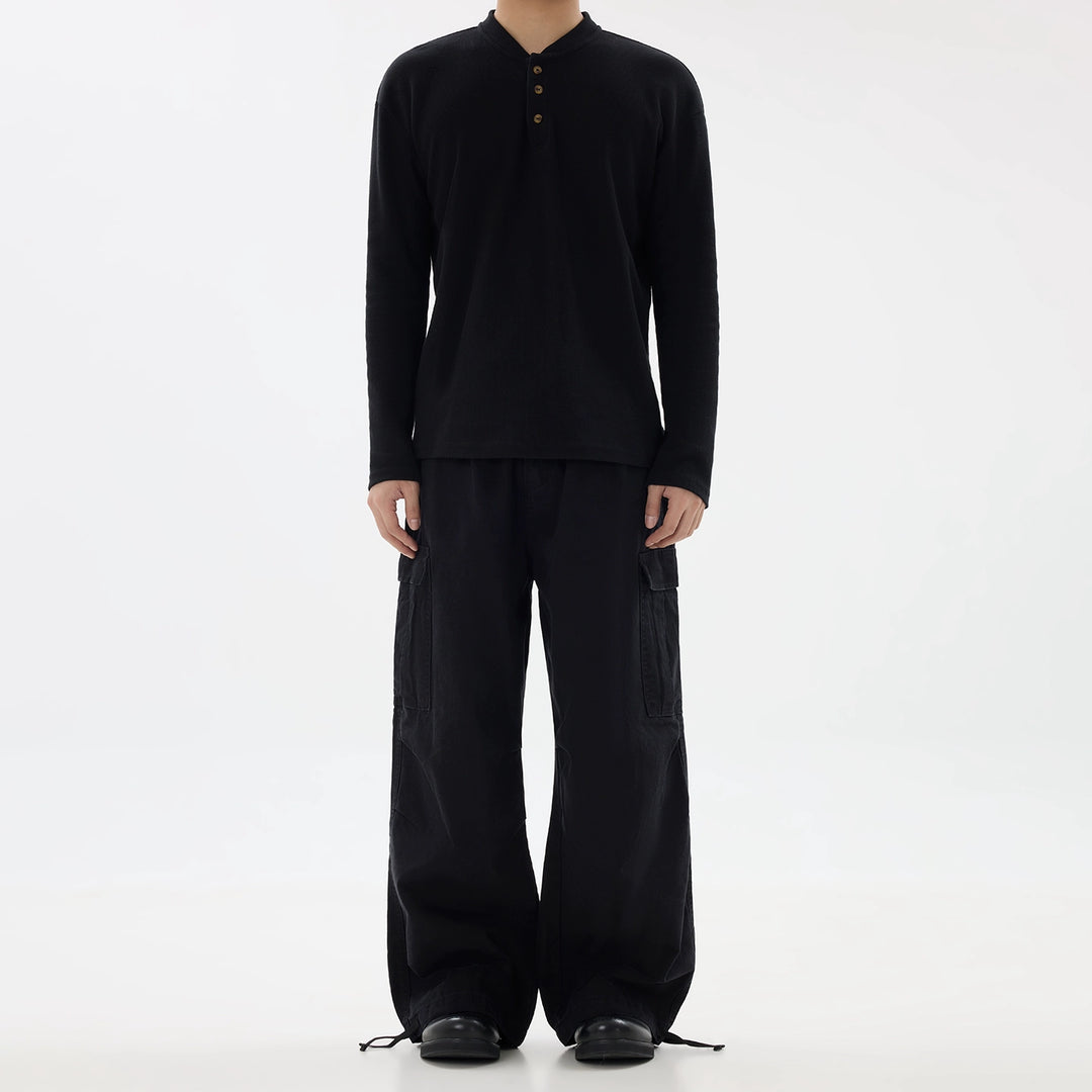 Calças largas destroçadas com múltiplos bolsos