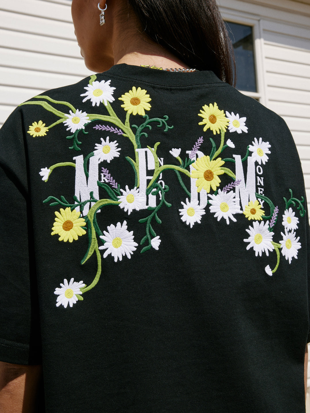 デイジー刺繍のルーズフィットプルオーバートップ