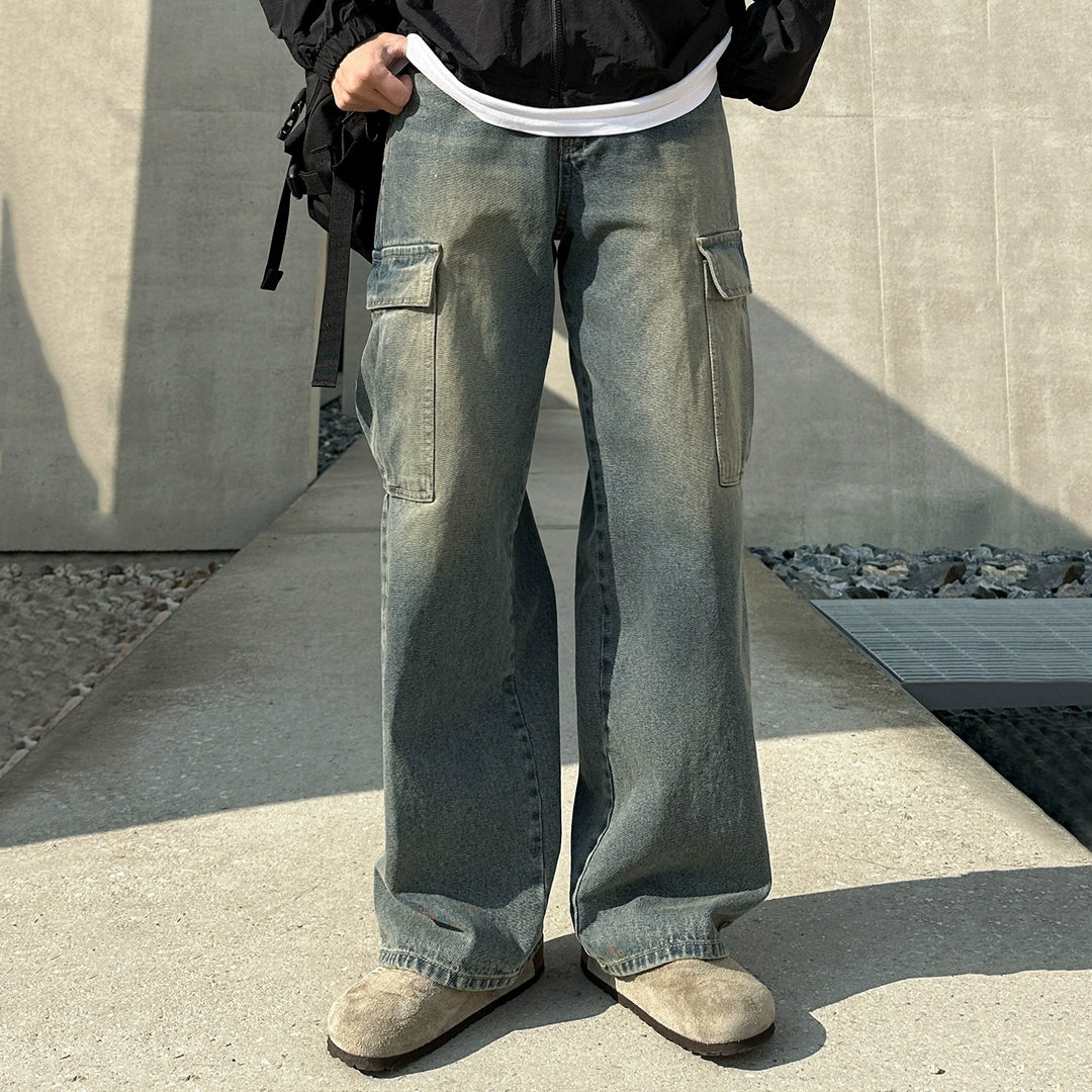 Džínové kalhoty s širokými nohavicemi a opotřebovaným vzhledem