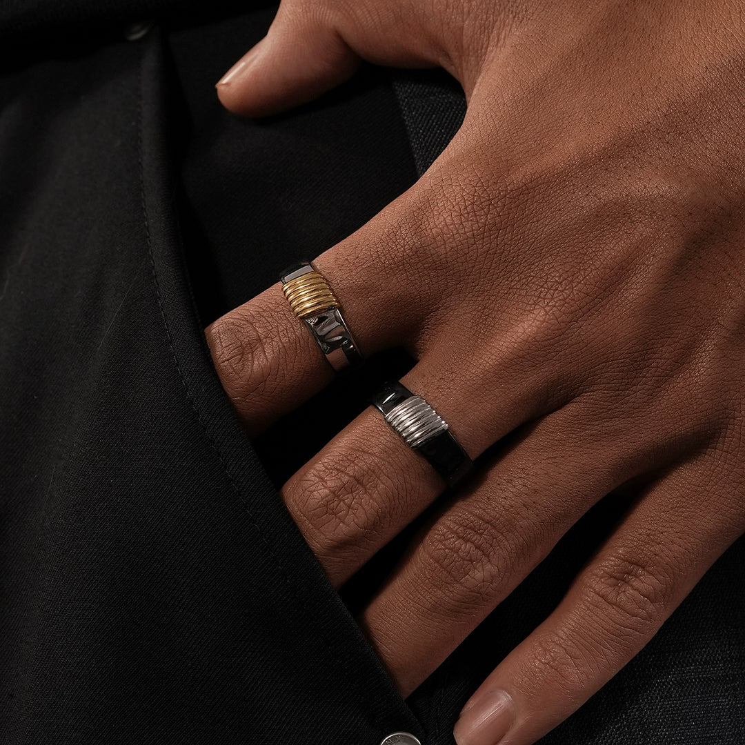 Prsten s designem texturovaného titanu a ocelového pásku