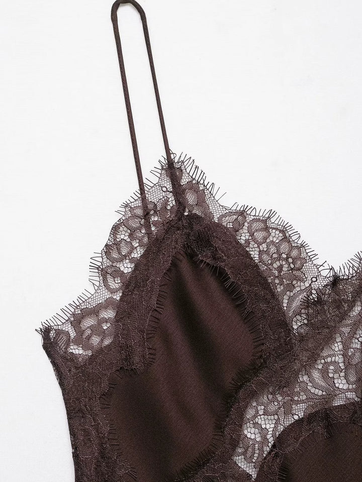 Abito in pizzo asimmetrico con spalline sottili