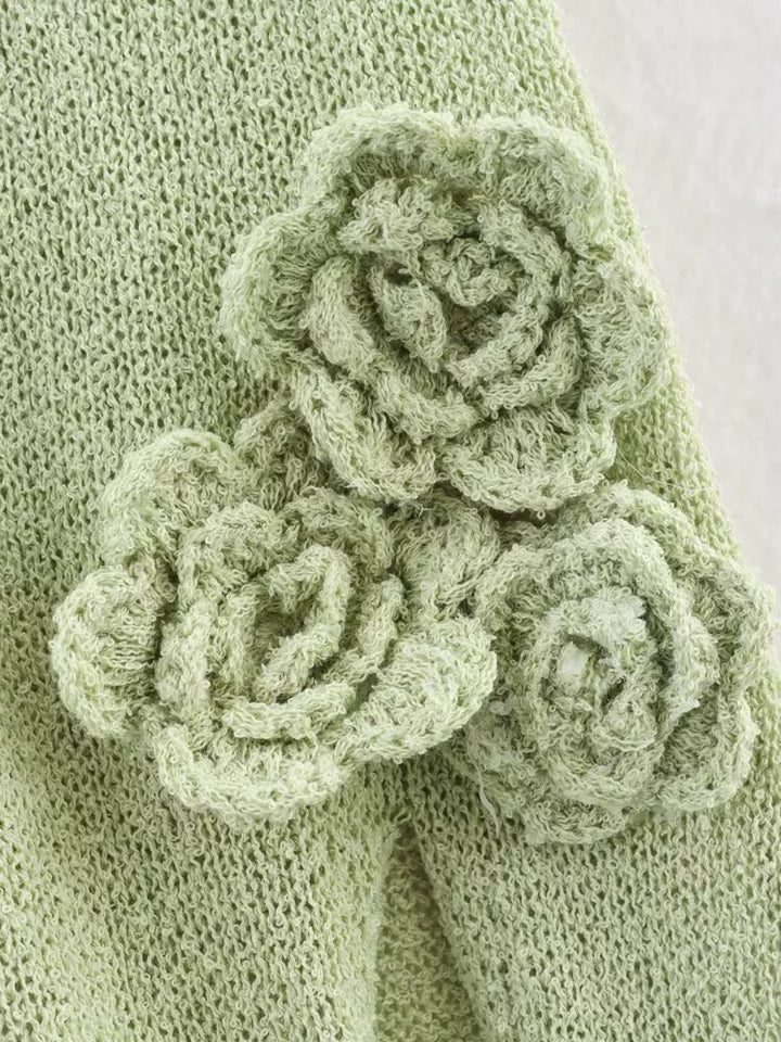 فستان محبوك بفتحة V وظهر مفتوح وشق عالٍ