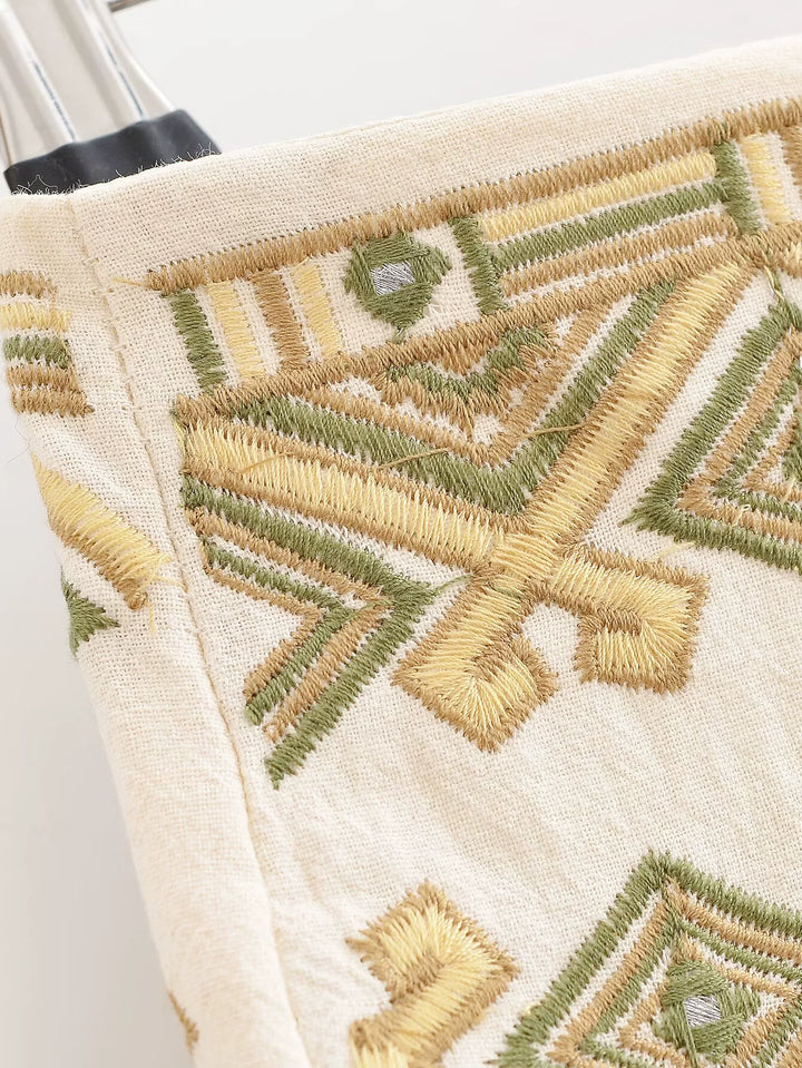 سروال قصير غير رسمي مزخرف يتناسب مع كل شيء