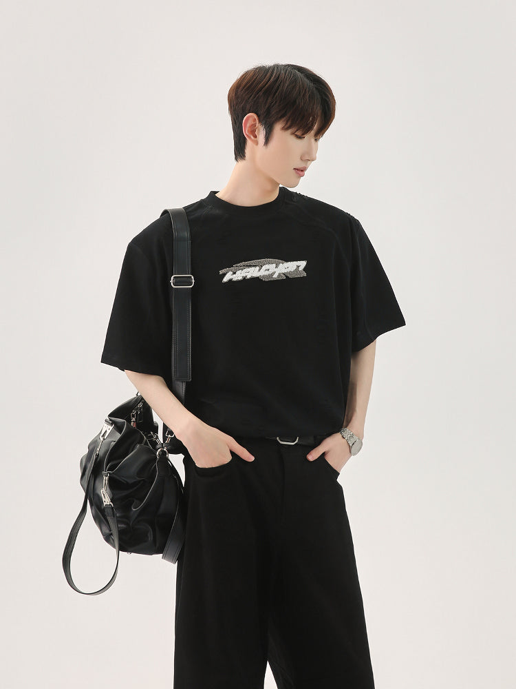 Camiseta de manga corta desgastada con letra en relieve