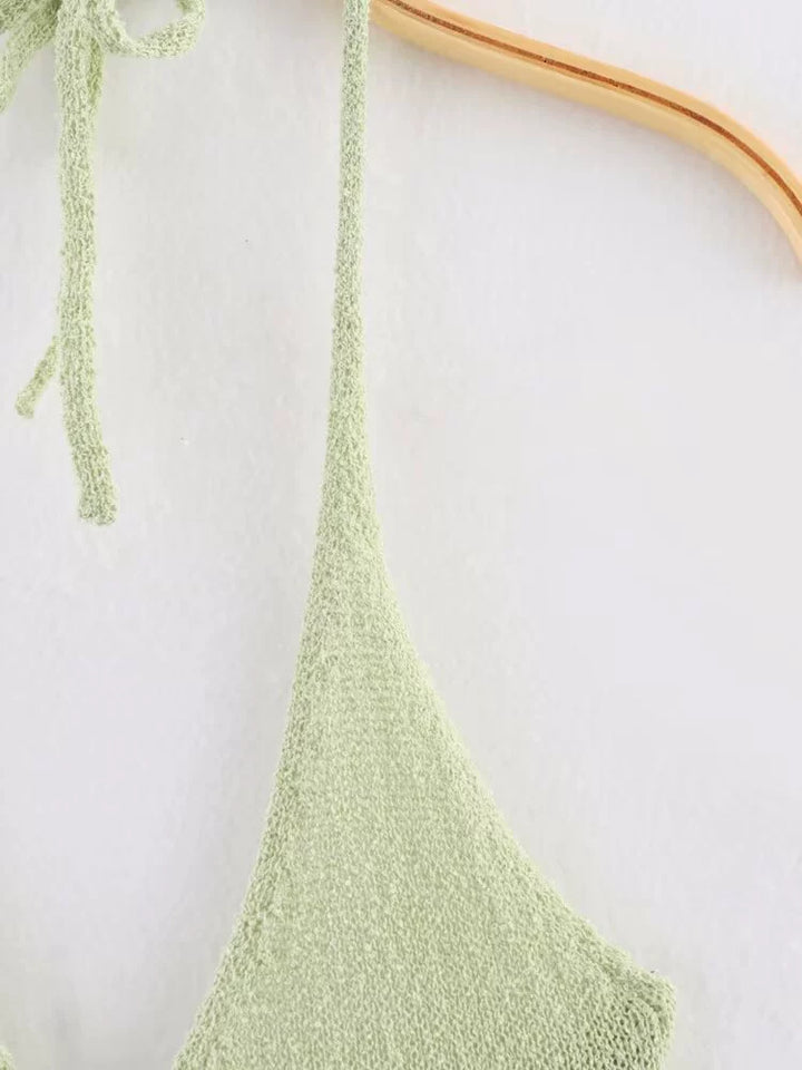 فستان محبوك بفتحة V وظهر مفتوح وشق عالٍ