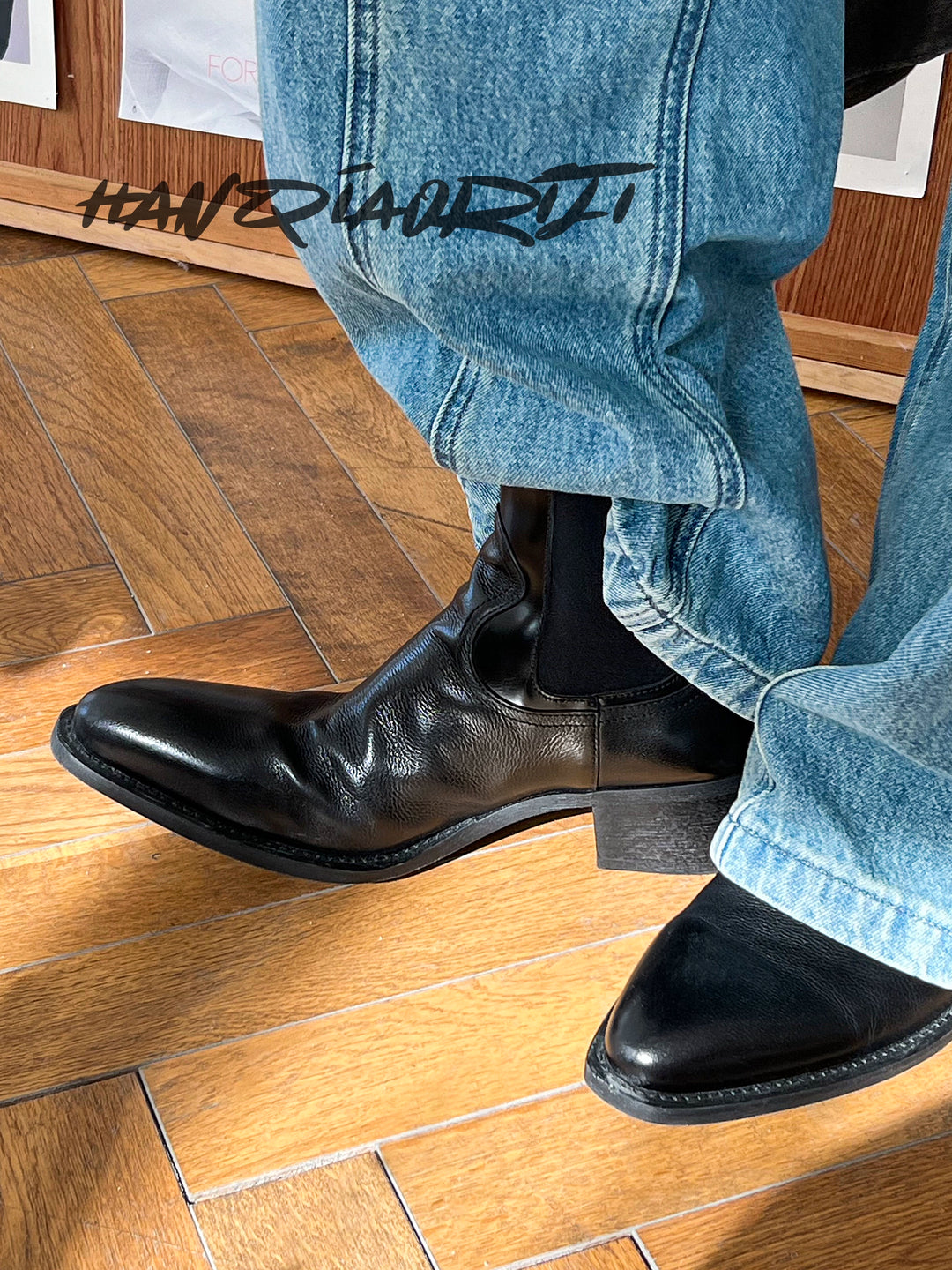 レザーの先が尖ったチェルシーブーツ