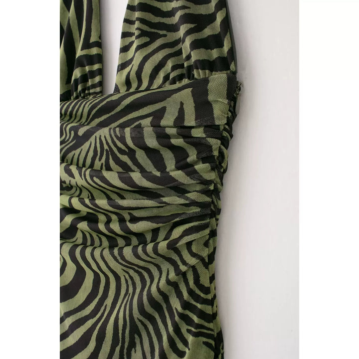 فستان هالتير من التول المطبوعة بقصة ضيقة