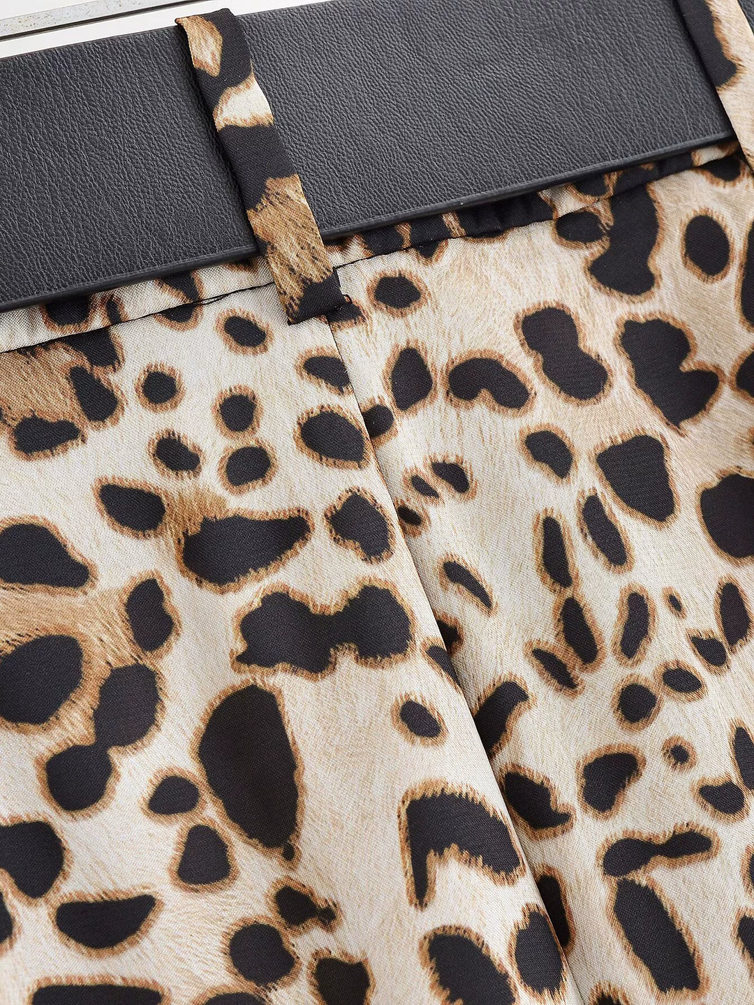 بنطلون ساتان واسع الساق بنقشة الفهد