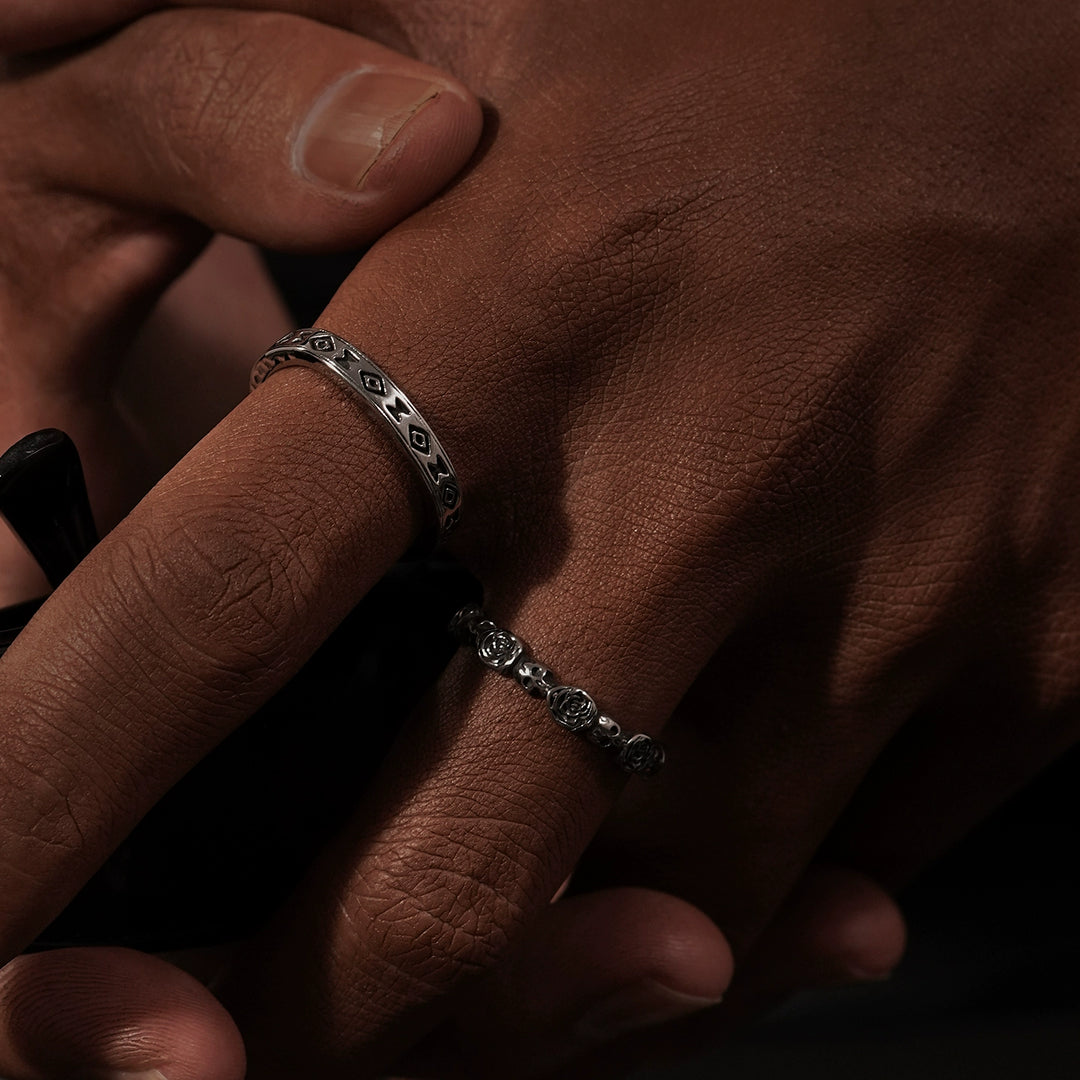 Gothic růžový lebkový vzor vrstvené prsteny