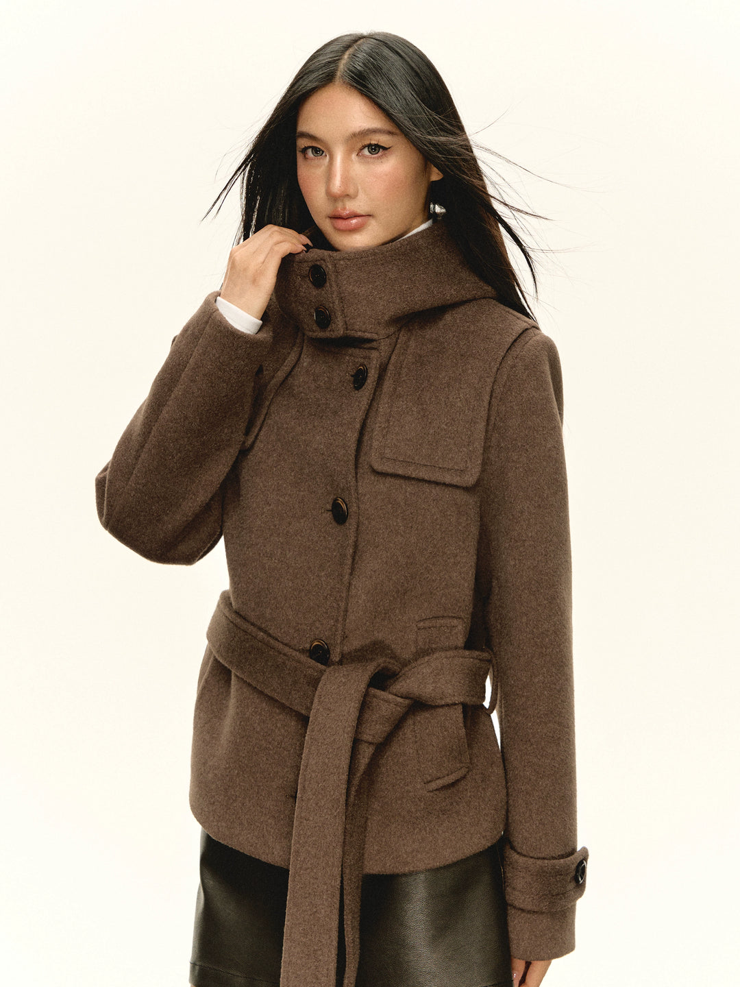 Manteau ceinturé à capuche en fausse fourrure