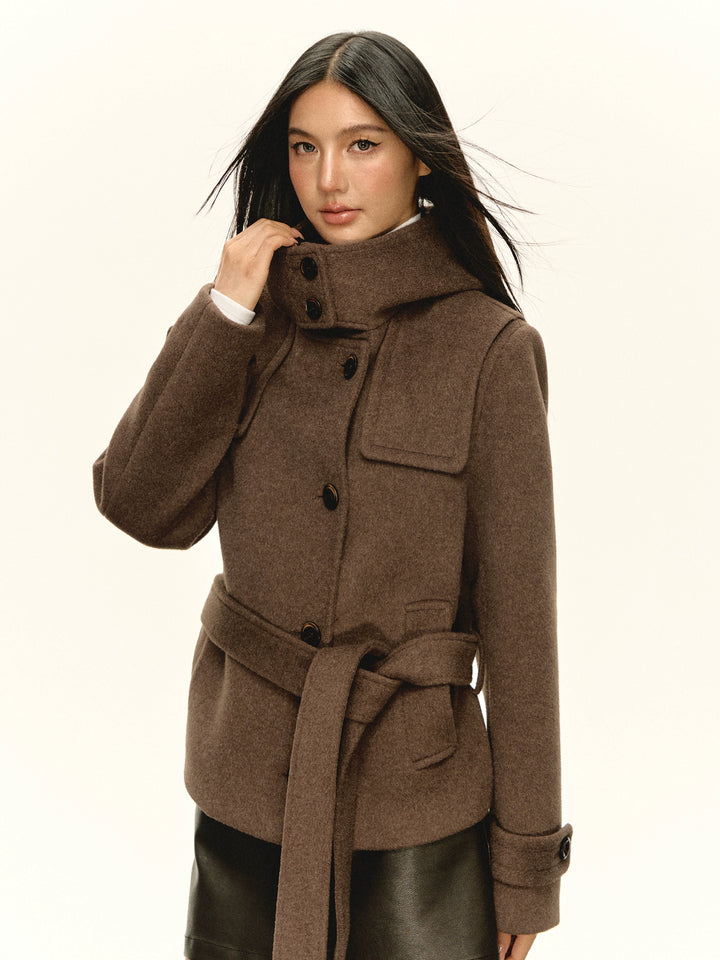 Manteau ceinturé à capuche en fausse fourrure