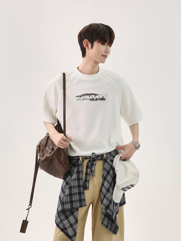 Camiseta de manga corta desgastada con letra en relieve