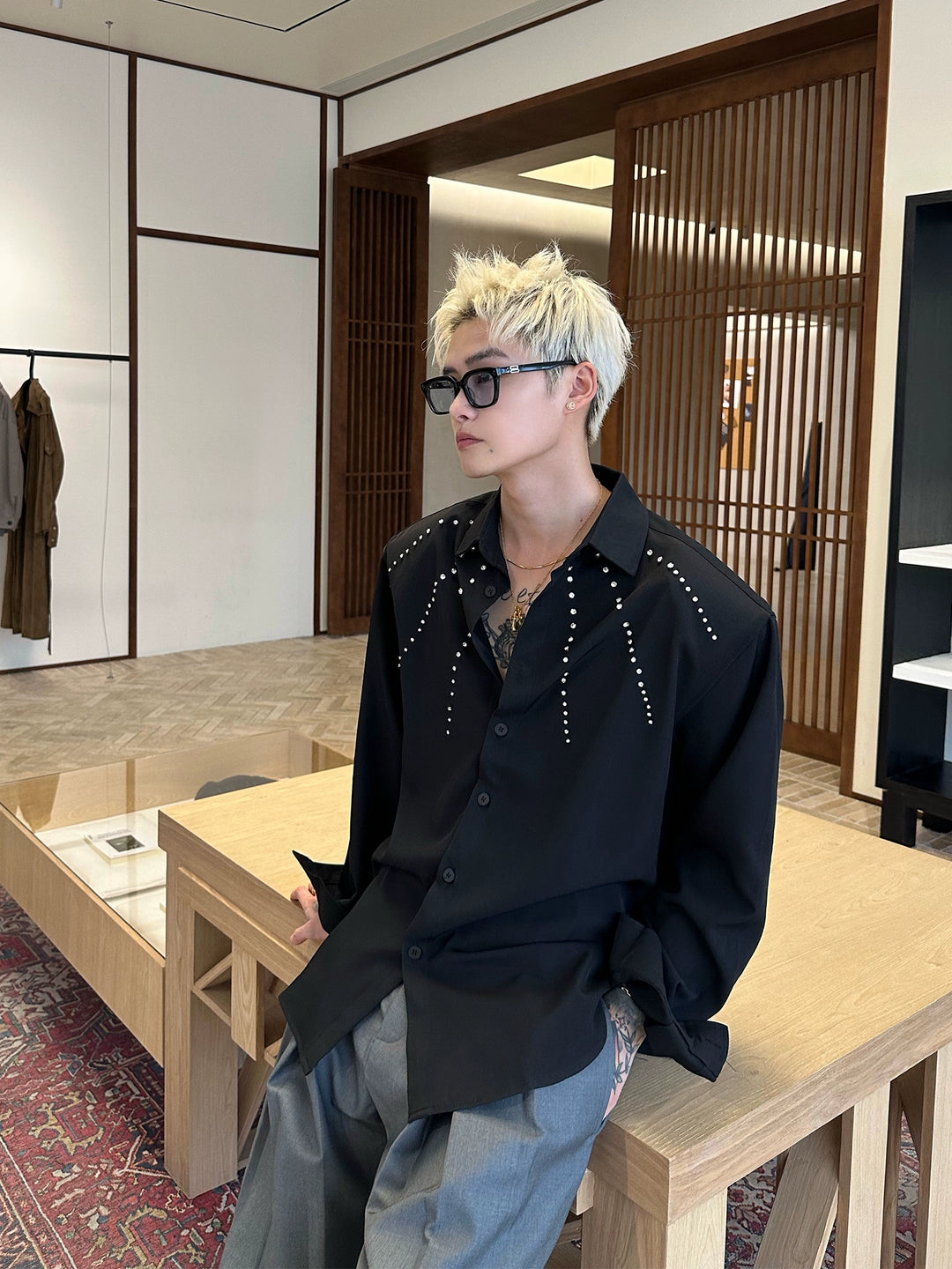 Camisa de manga larga con acento de diamante