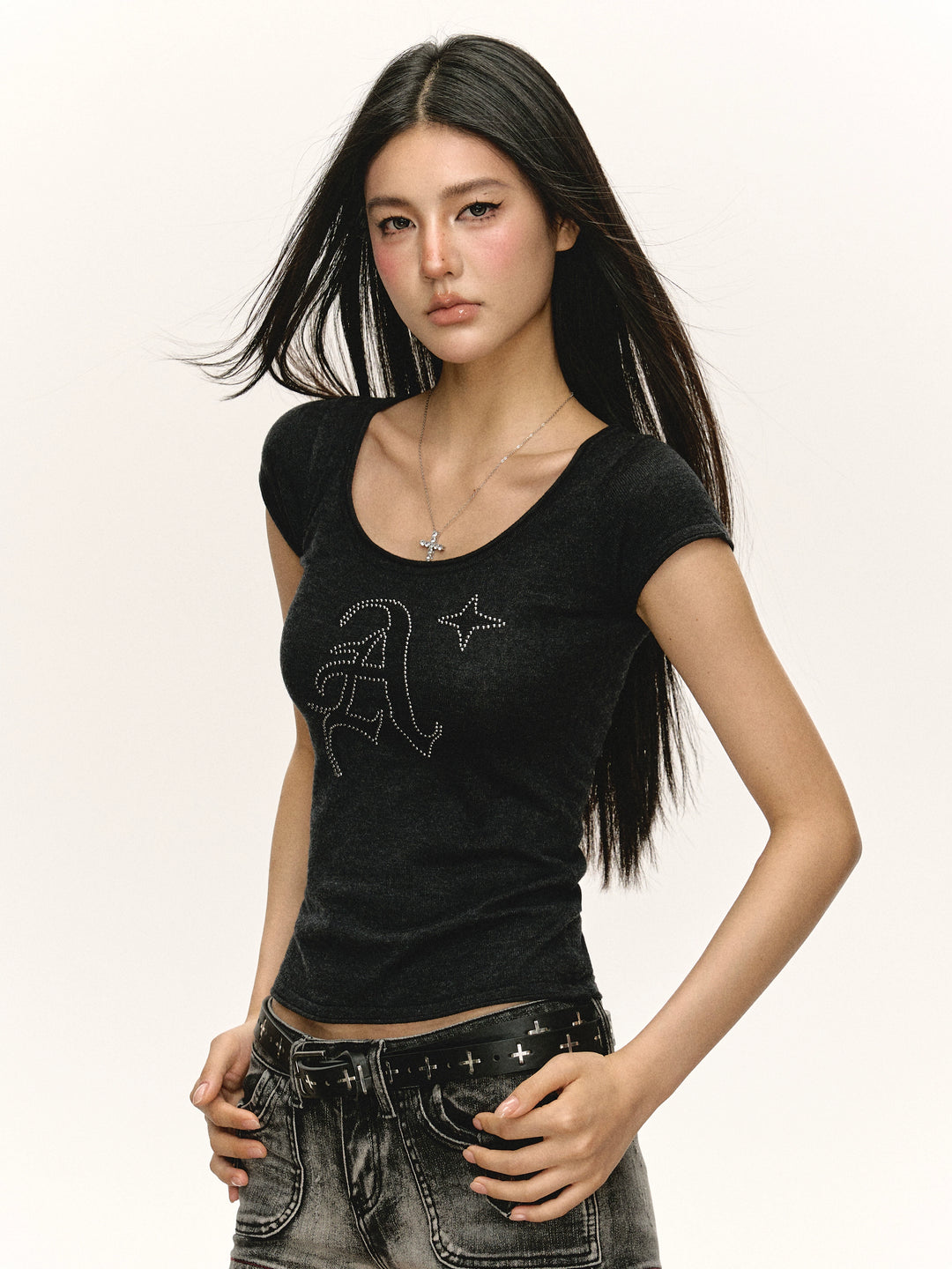 핏된 짧은 소매 스쿱 넥 티