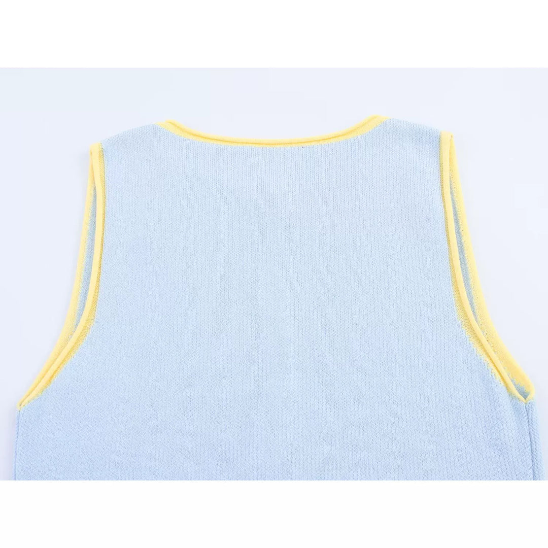 بلوزة بدون أكمام مزودة بأزرار من القماش المحبوك