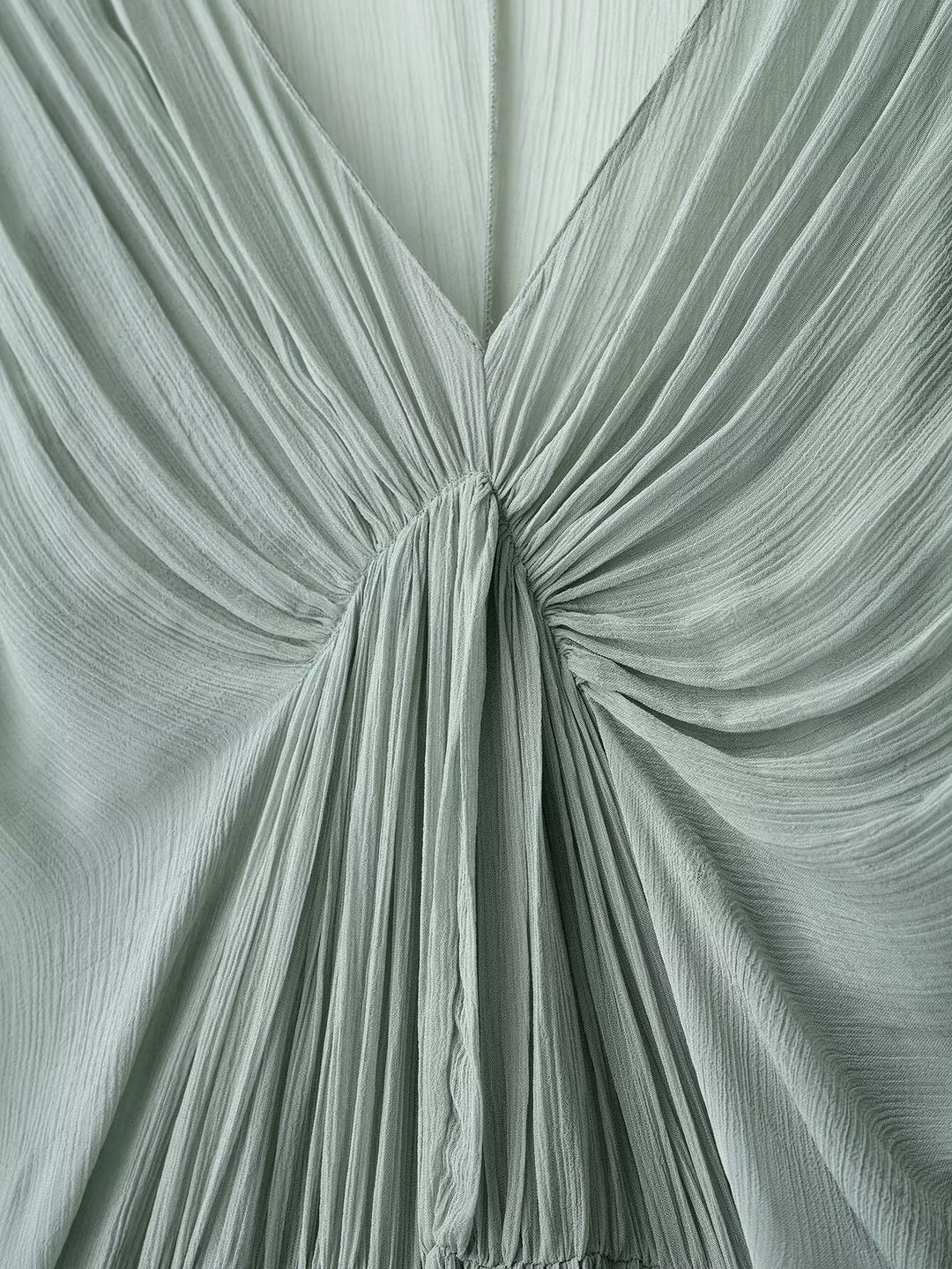 فستان شمس طويل الأكمام بقصة V مطوية