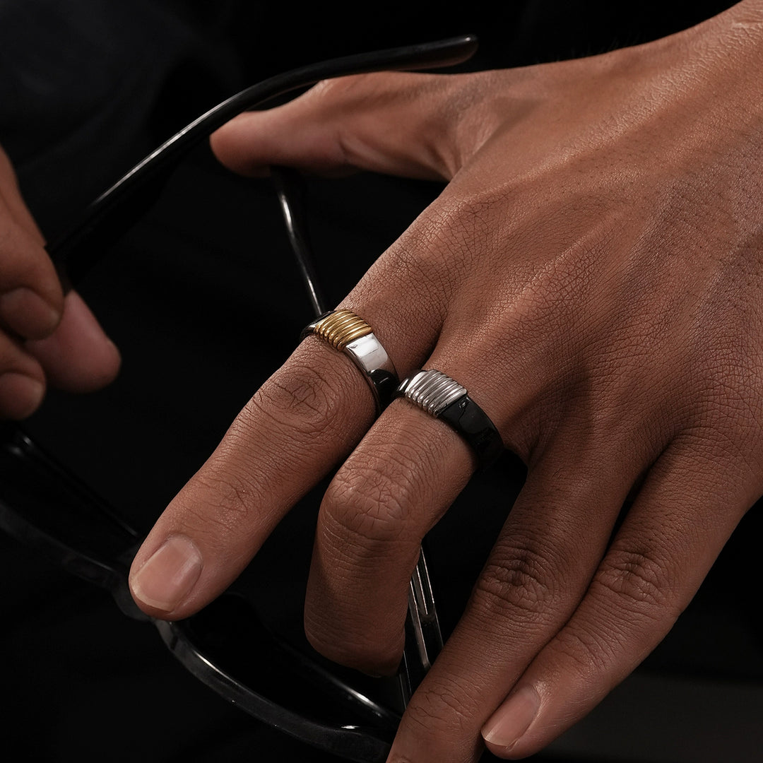 Prsten s designem texturovaného titanu a ocelového pásku