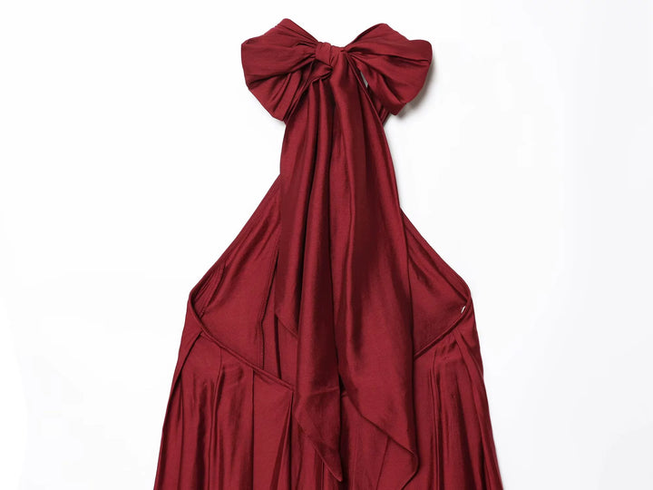 فستان صيفي طويل بدون ظهر مع حمالات عنق