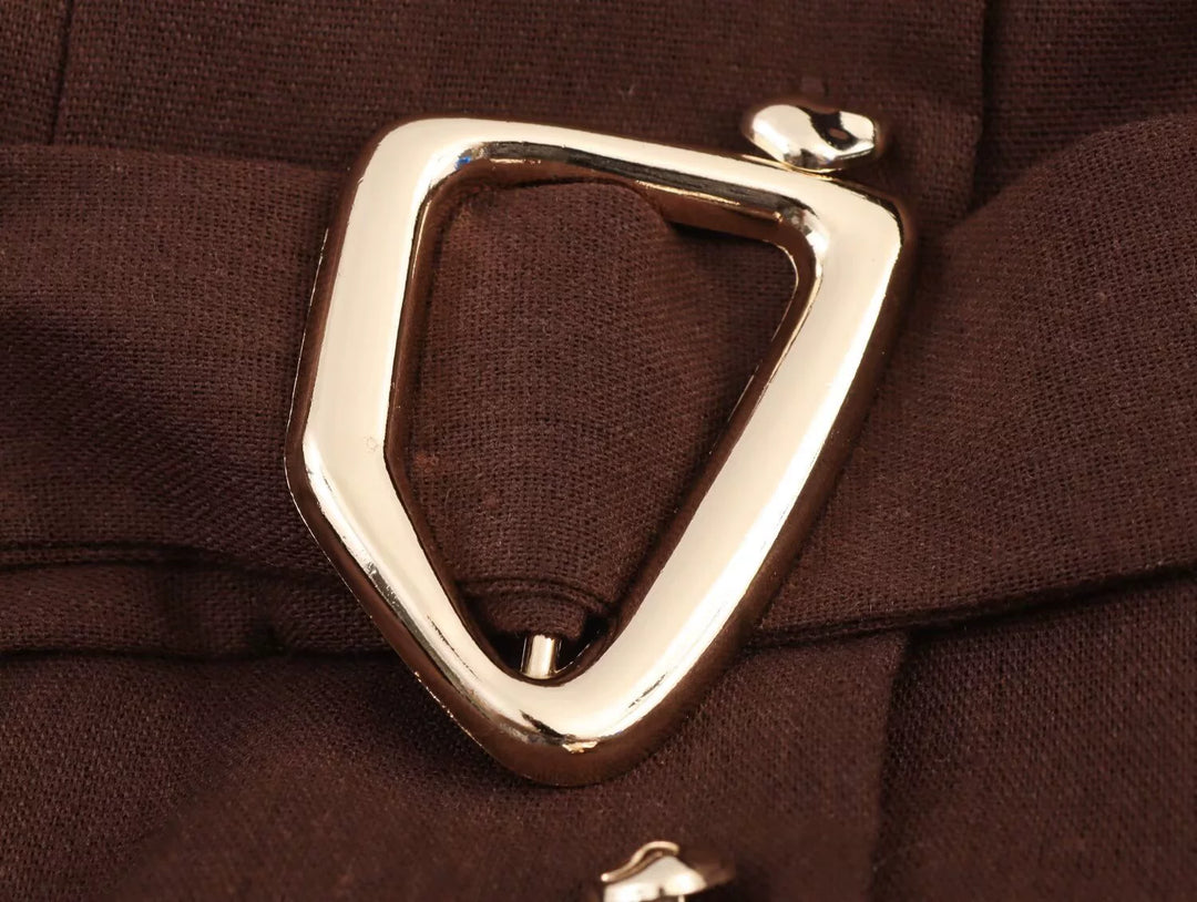 فستان قميص بأكمام طويلة مزين بحزام على شكل V