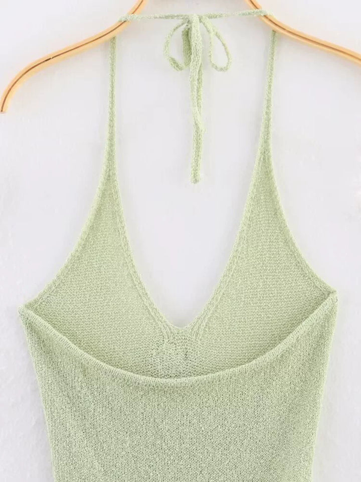 فستان محبوك بفتحة V وظهر مفتوح وشق عالٍ