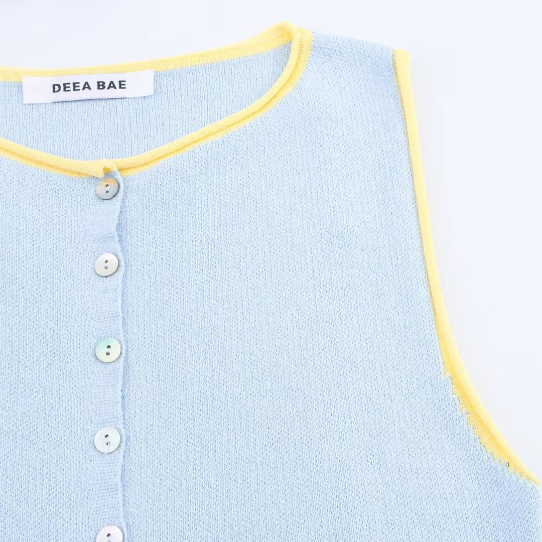 بلوزة بدون أكمام مزودة بأزرار من القماش المحبوك