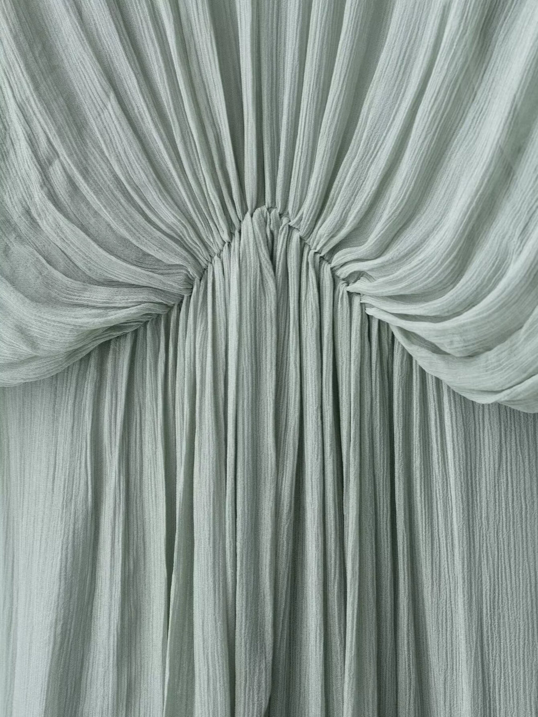 فستان شمس طويل الأكمام بقصة V مطوية