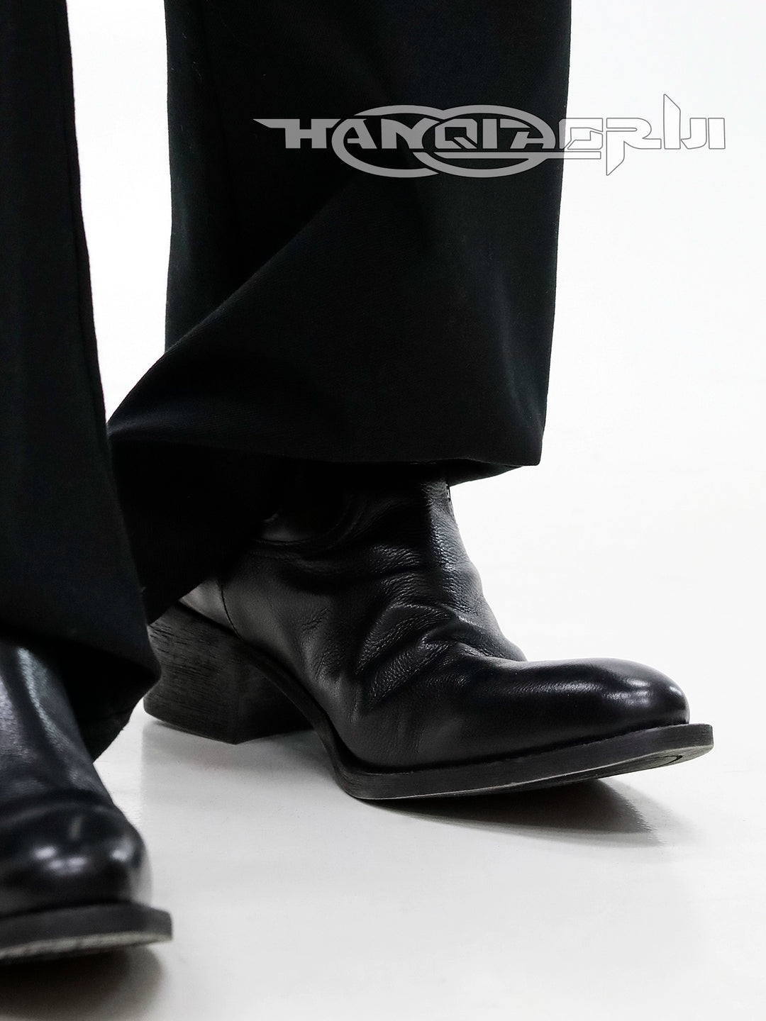 レザーの先が尖ったチェルシーブーツ