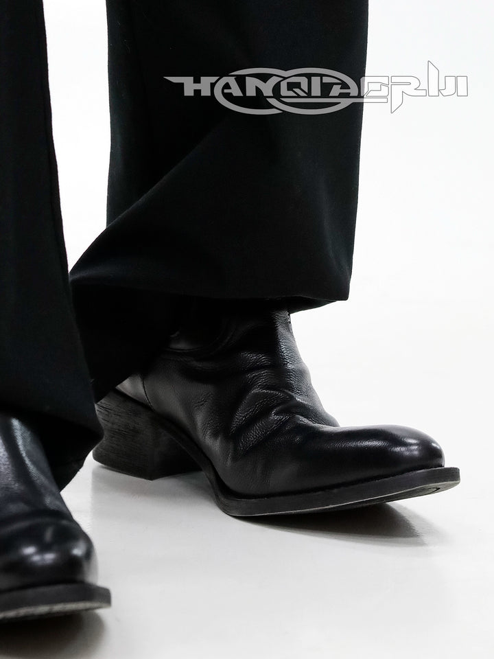 レザーの先が尖ったチェルシーブーツ