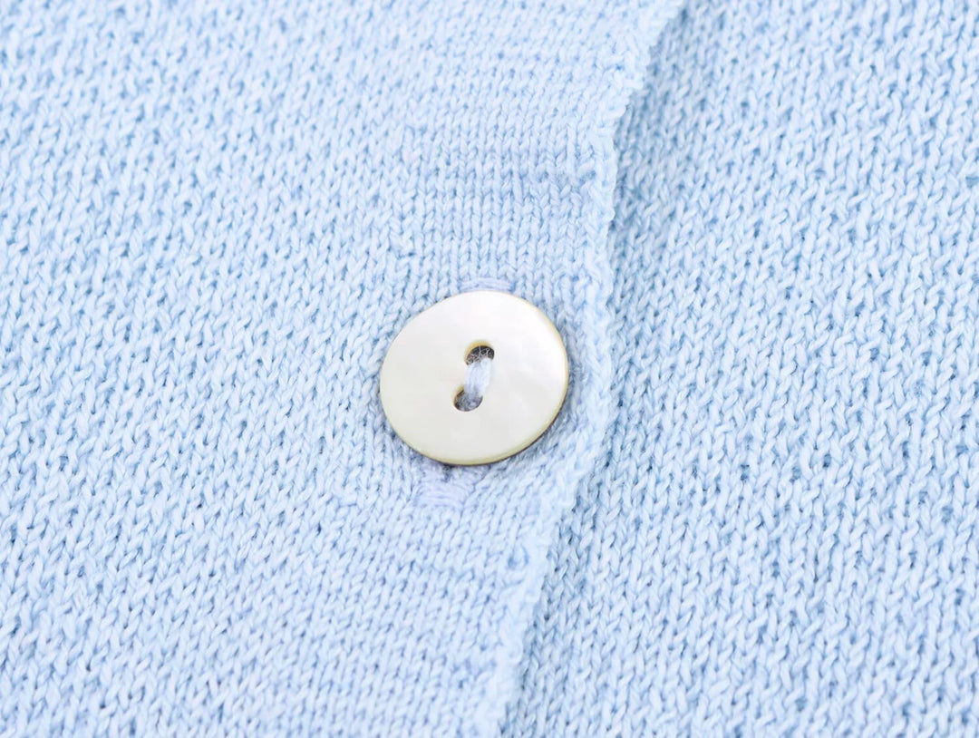 بلوزة بدون أكمام مزودة بأزرار من القماش المحبوك