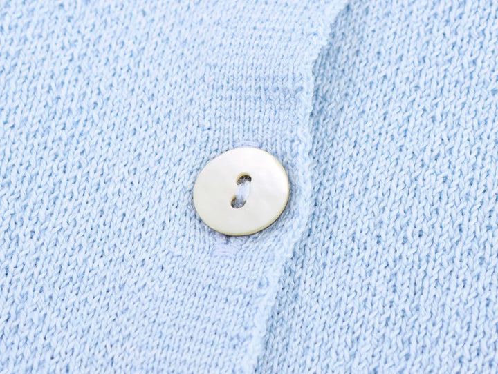 بلوزة بدون أكمام مزودة بأزرار من القماش المحبوك