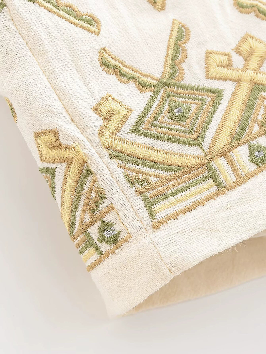 سروال قصير غير رسمي مزخرف يتناسب مع كل شيء