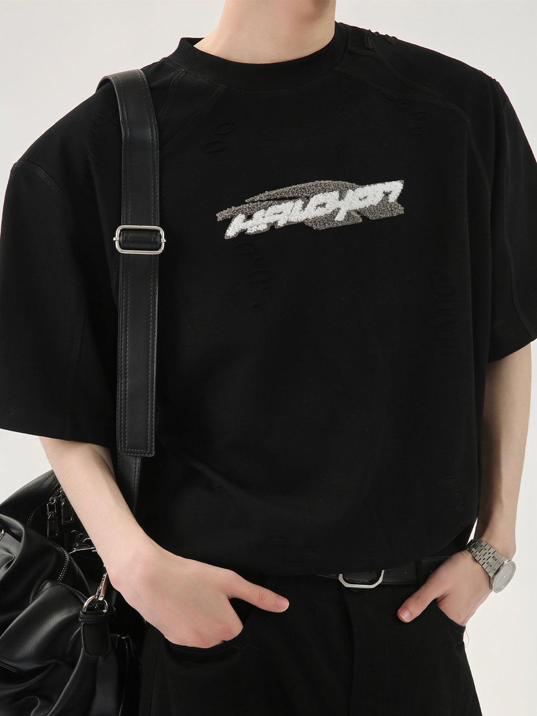 Camiseta de manga corta desgastada con letra en relieve