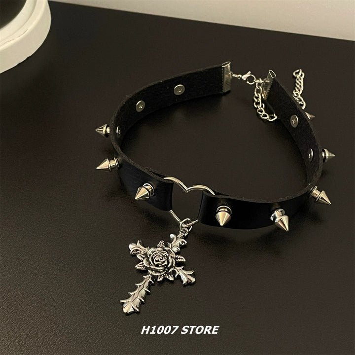 Gothisk Rose Cross Rivet Choker Halskjede