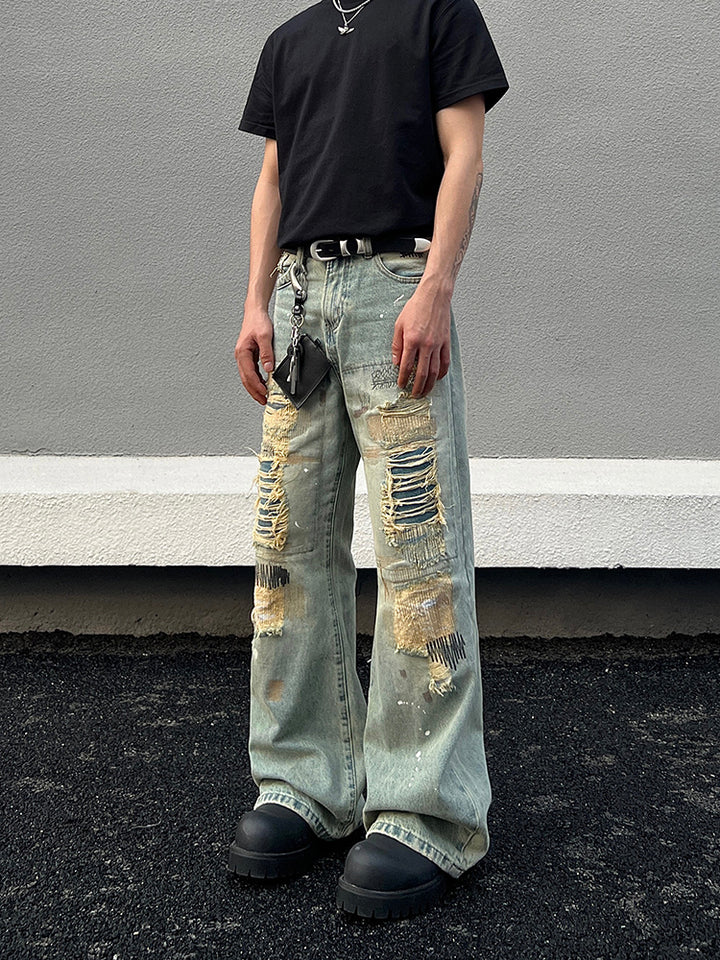 ダメージ加工された泥染めのストレートフレアパンツ