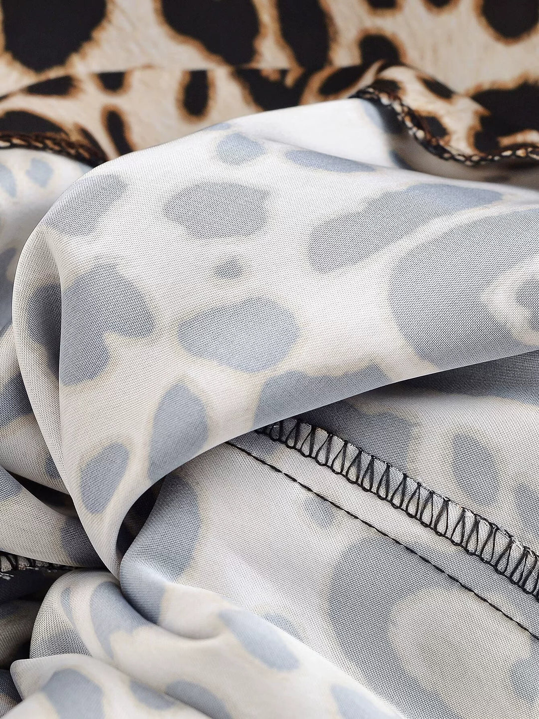 بنطلون ساتان واسع الساق بنقشة الفهد