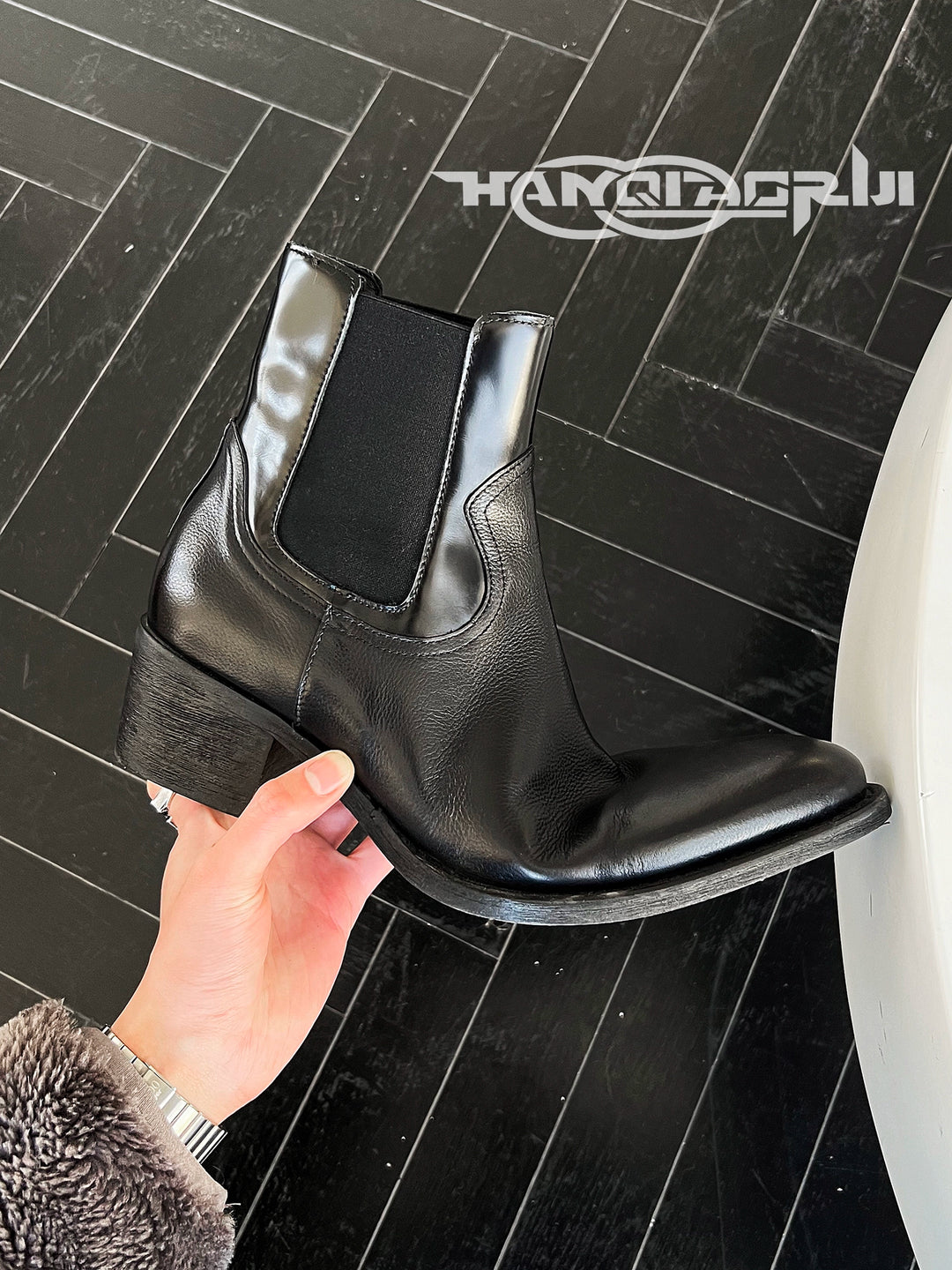 レザーの先が尖ったチェルシーブーツ