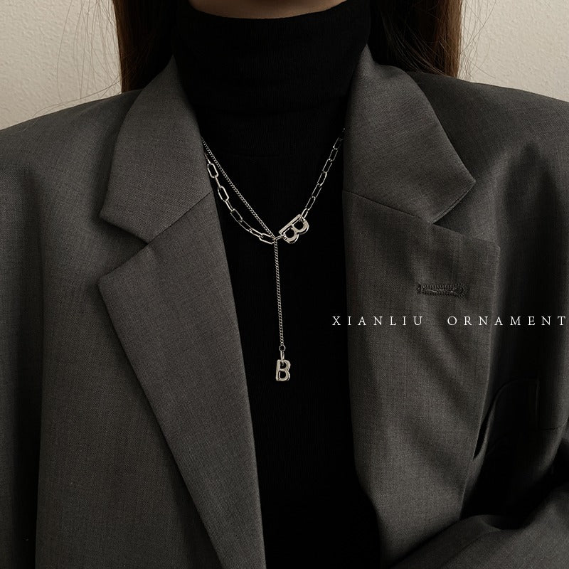 Collana con pendente a forma di lettera B 