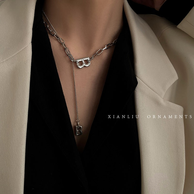 Collana con pendente a forma di lettera B 