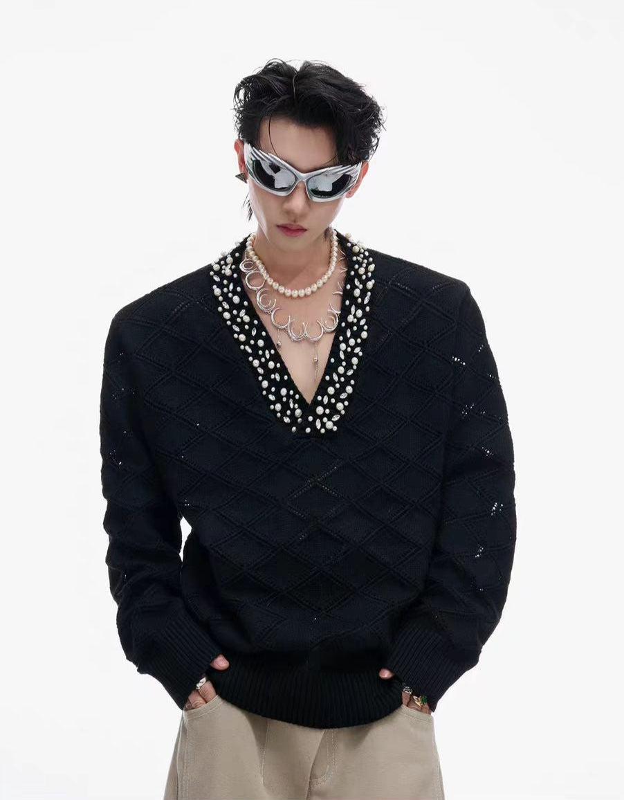 Sweter dzianinowy z dekoltem w serek ozdobiony diamentami 