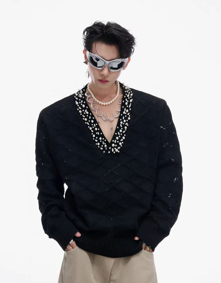 Sweter dzianinowy z dekoltem w serek ozdobiony diamentami 