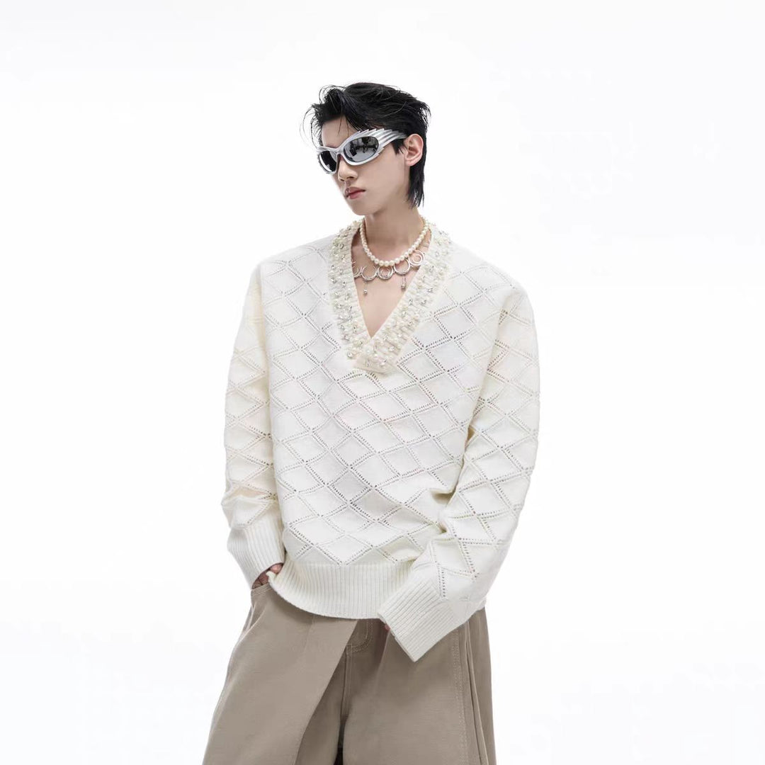 Sweter dzianinowy z dekoltem w serek ozdobiony diamentami 