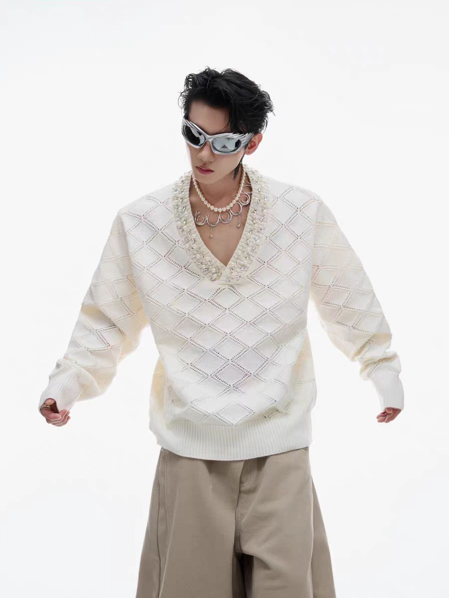 Sweter dzianinowy z dekoltem w serek ozdobiony diamentami 
