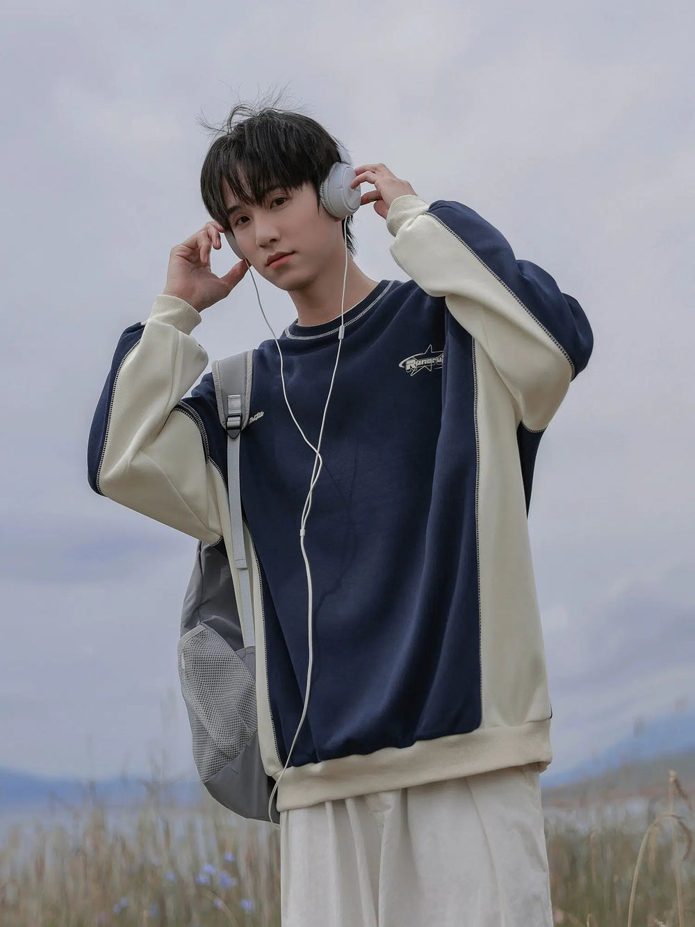 Round Neck Contrast Sleeves Sweatshirt