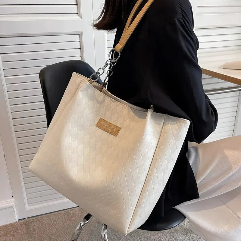 Chain Straps Diamond Pattern Tote Bag