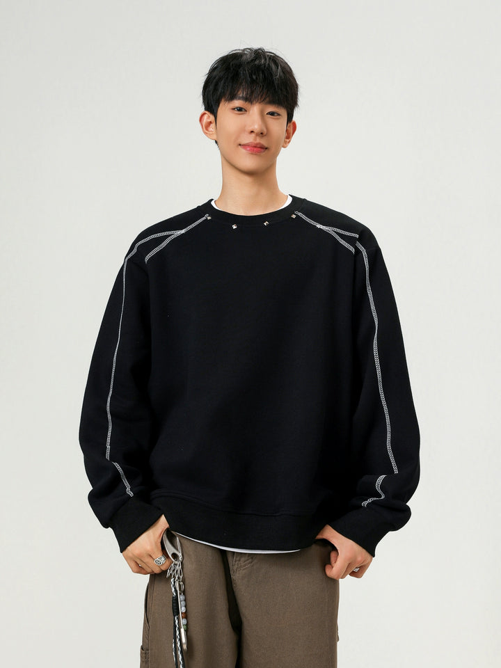 سويت شيرت فضفاض بياقة دائرية مزين بالمسامير 