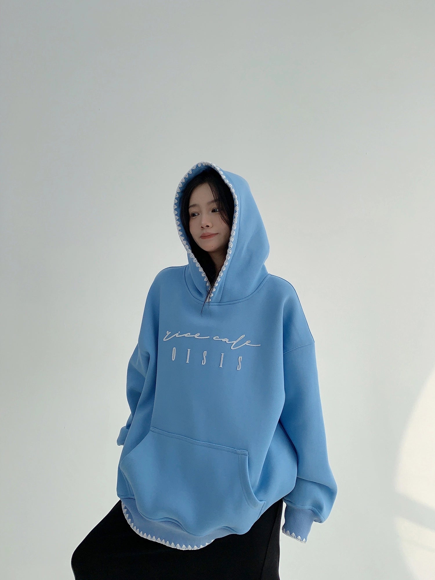 Felpa con cappuccio oversize in pile con grafica ricamata 