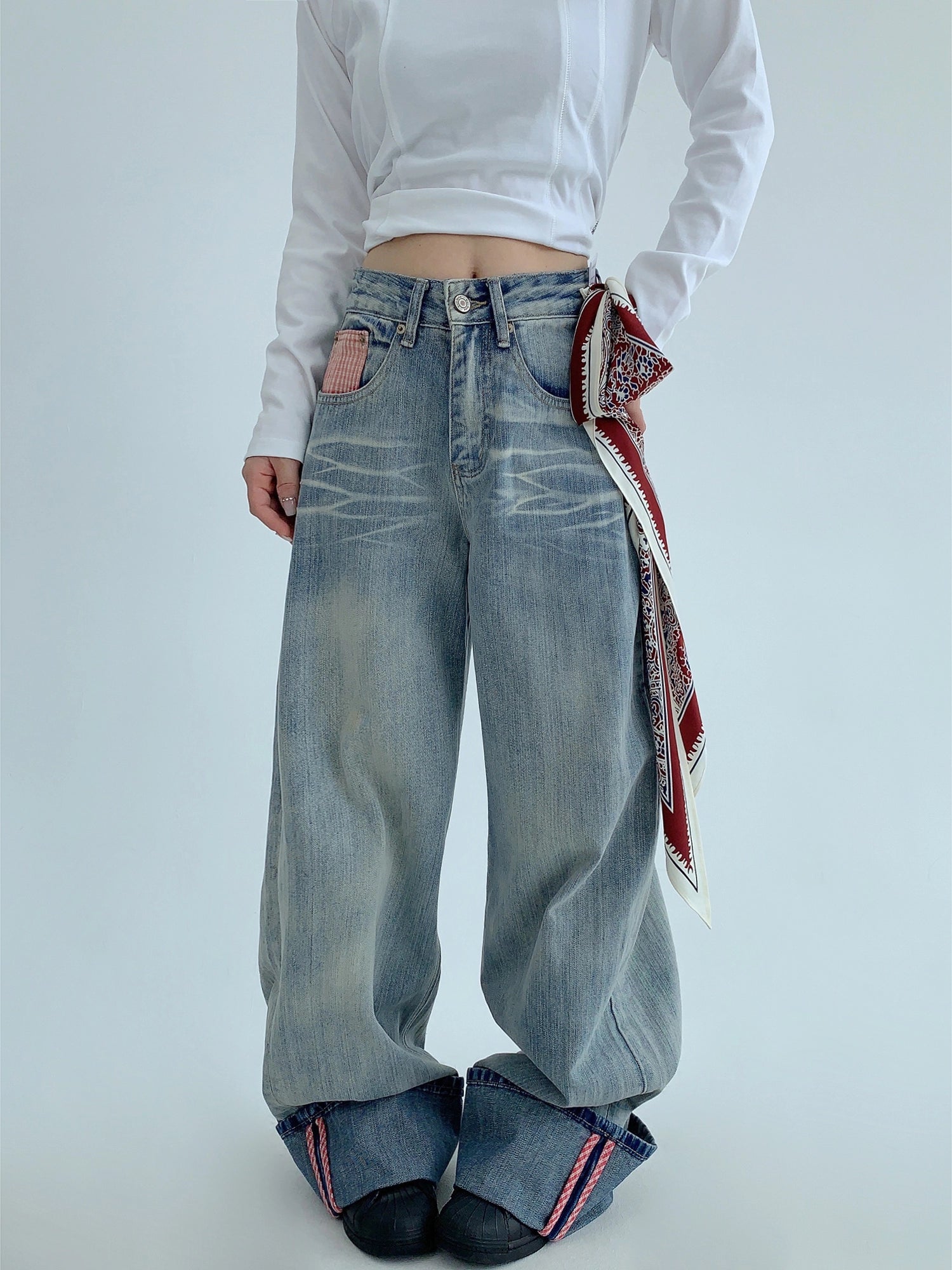 Jeans a gamba larga pesanti e strappati 